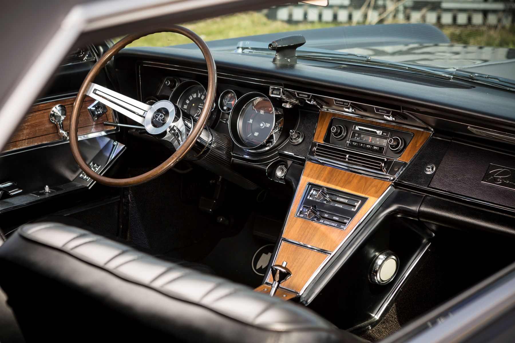 1965 Buick Riviera Image 4